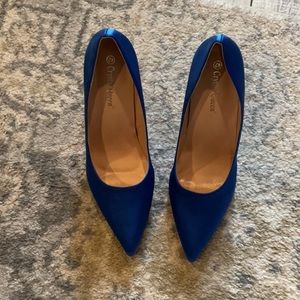 NWOT gorgeous satin pumps